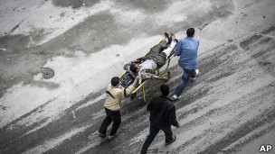 اسعاف جريح في حلب 