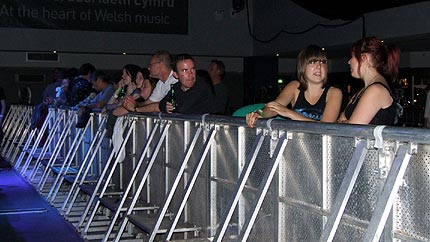 Y dorf yn y Neuadd Fawr yn disgwyl i'r noson ddechrau