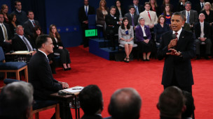 Tổng thống Obama phát biểu khi Romney lắng nghe