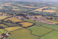 Golygfa o bentref Llangain o'r awyr. Llun gan Haydn Williams