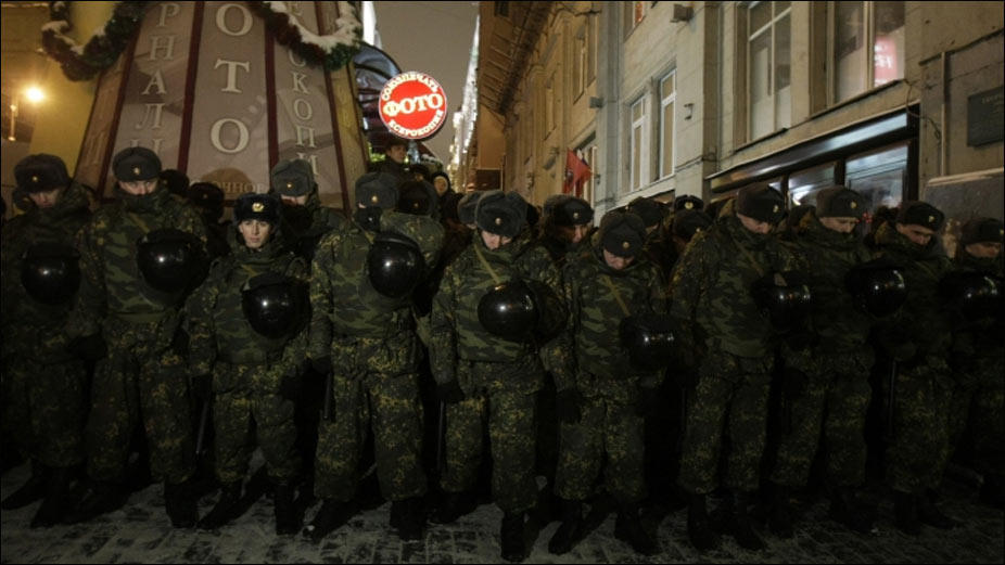 Бойцы ОМОН перекрыли улицу в районе Кремля