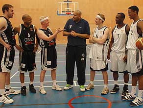 Chris Evans playing basketvall