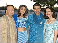 दूल्हे अमित भाटिया के माता पिता के साथ दुल्हन वनिशा