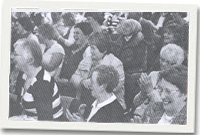 Y gynulleidfa yn mwynhau