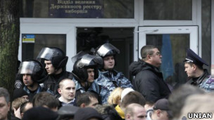 Біля виборчої комісії №223