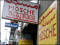 Frankfurt'ta camiyi gösteren yön işareti