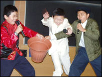 曼城华夏中文学校学生演出滑稽戏