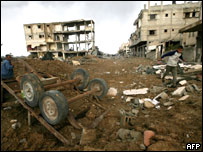 Prédios e carros destruídos por ataque de Israel na Faixa de Gaza