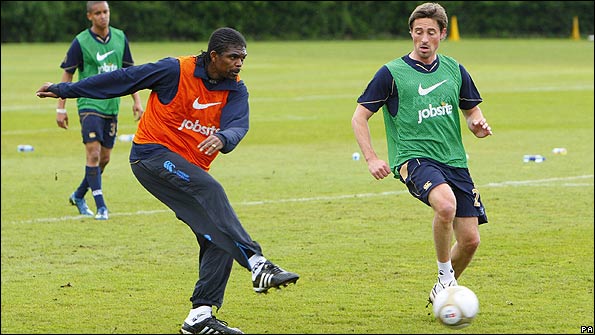 Kanu and Tommy Smith training ahead of the FA Cup final
