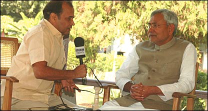 नीतीश कुमार (बीबीसी संवाददाता मणिकांत ठाकुर के साथ)