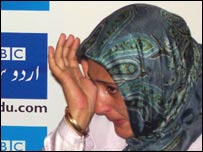 ایک کشمیری خاتون رو رہی ہے