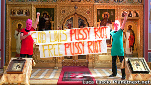 Группа людей в цветных одеждах и балаклавах