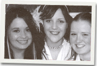 Ceirios Evans, Nerys Thomas a Lisa Healy, Ysgol Penweddig ac aelodau o Aelwyd Ger-y-lli.