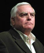 Hywel Teifi oedd yn traddodi y feirniadaeth yn seremoni y Prif Lenor