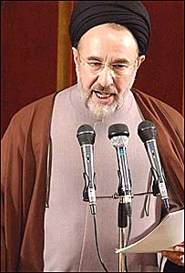 محمد خاتمی با اجرای سياست تشنج زدايی در روابط خارجی توانسط در زمان کوتاهی بسياری از مشکلات ايران با جهان خارج را برطرف کند