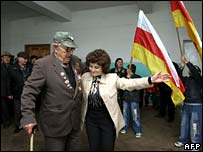 Güney Osetya'da oy kullananlar