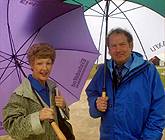 Dewi Llangwm a Beryl Lloyd Roberts yn cysgodi rhag y glaw