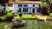 Maison dans le marais poitevin (Poitou-Charentes) Photo : Frédéric de La Mure / M.A.E.