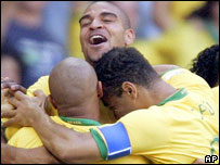 Adriano marcou o primeiro gol do Brasil contra a Austrália