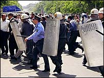 پليس ضد شورش آذربايجان در مقابله با تظاهرکنندگان باکو