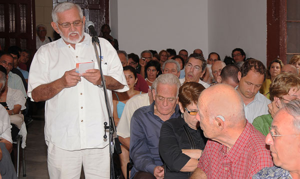 Uno de los participantes exponiendo sus puntos de vista en el debate. (Foto: Raquel Pérez)