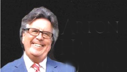 Arfon Haines Davies ar glawr y llyfr