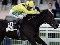 Martin racing on Alzerra at Ascot Racecourse in 2006