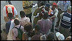 Haitianos fazem fila para receber alimentos