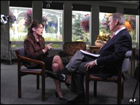 پی لین در مصاحبه تلویزیونی در آلاسکا