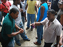 Hombres discutiendo. Foto: Raquel Pérez