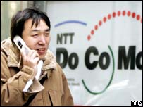 Japonec telefonuje