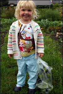 两岁孩子在分配地头