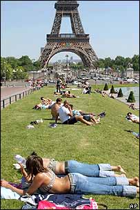 Paris'de güneşlenenler