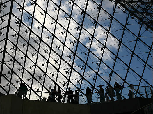 罗浮宫的玻璃金字塔当年引起极大争议，如今公众对她的态度依然是要么喜欢，要么恨死。