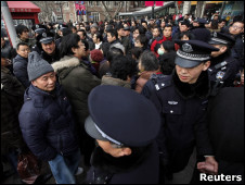 上海鬧市區布防的警察（20/2/2011）