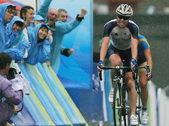 Yr eiliad y sicrhaodd Nicole Cooke y fedal aur 