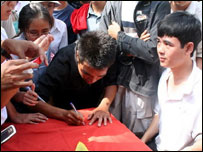 Những thanh niên đi biểu tình hôm 9.12 trước Lãnh sự quán Trung Quốc ở TPHCM-hình từ trang web X-Cafe