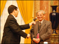 Ông Triết sửa micro cho ông Phan Huy Lê