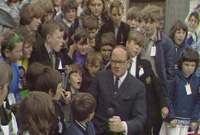 Y gohebydd Cliff Michelmore yn siarad â phlant ysgol o'r ardal.