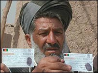 افغان افراد پشاور میں ووٹوں کا اندراج کروا رہے ہیں