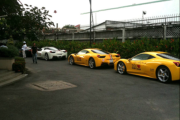Xe Ferrari ở bên ngoài một quán ăn tại TP Hồ Chí Minh