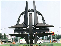Знак-емблема НАТО в Брюсселі
