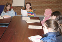 Y grwp yn darllen eu straeon i'w gilydd.