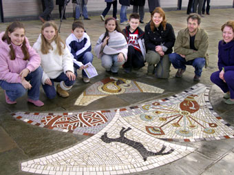 Rhai o'r disgyblion gyda'r brithwaith ar y llawr