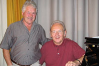 Rhys Jones (ar y dde) gyda'i gyfaill Trebor Edwards (chwith)