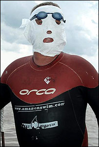 O nadador com sua roupa de natação e máscara