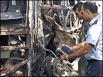 تباہ شدہ بس کا معائنہ