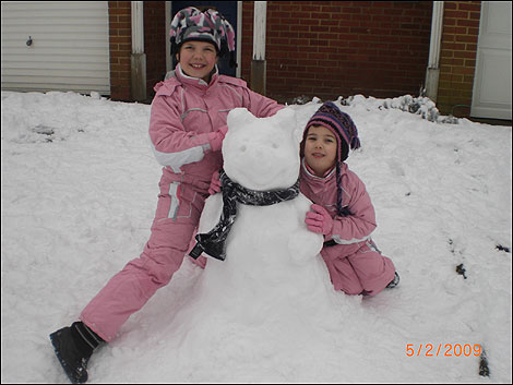 5 Feb 2009: Pooh Bear snowman by Yasmin and Imogen, Flitwick Photo: Katrina Franklin