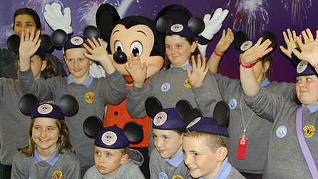 Disgyblion Ysgol Llanfachraeth gyda Mickey