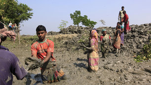 Villagers in Kaya Benia, Peter Cayton - Tearfund